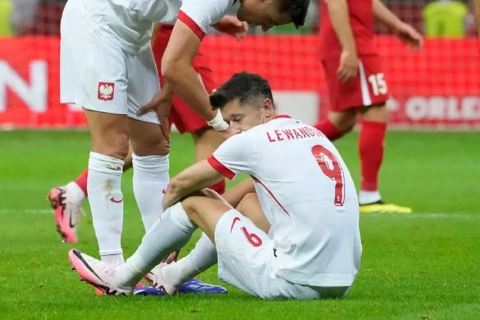 讨论的焦点, 莱万在对阵, 们在咬牙坚